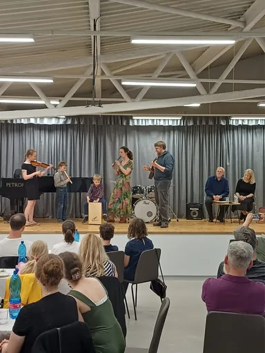 Hraje celá rodina