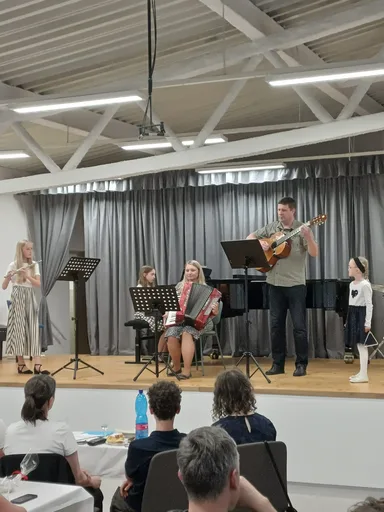 Hraje celá rodina